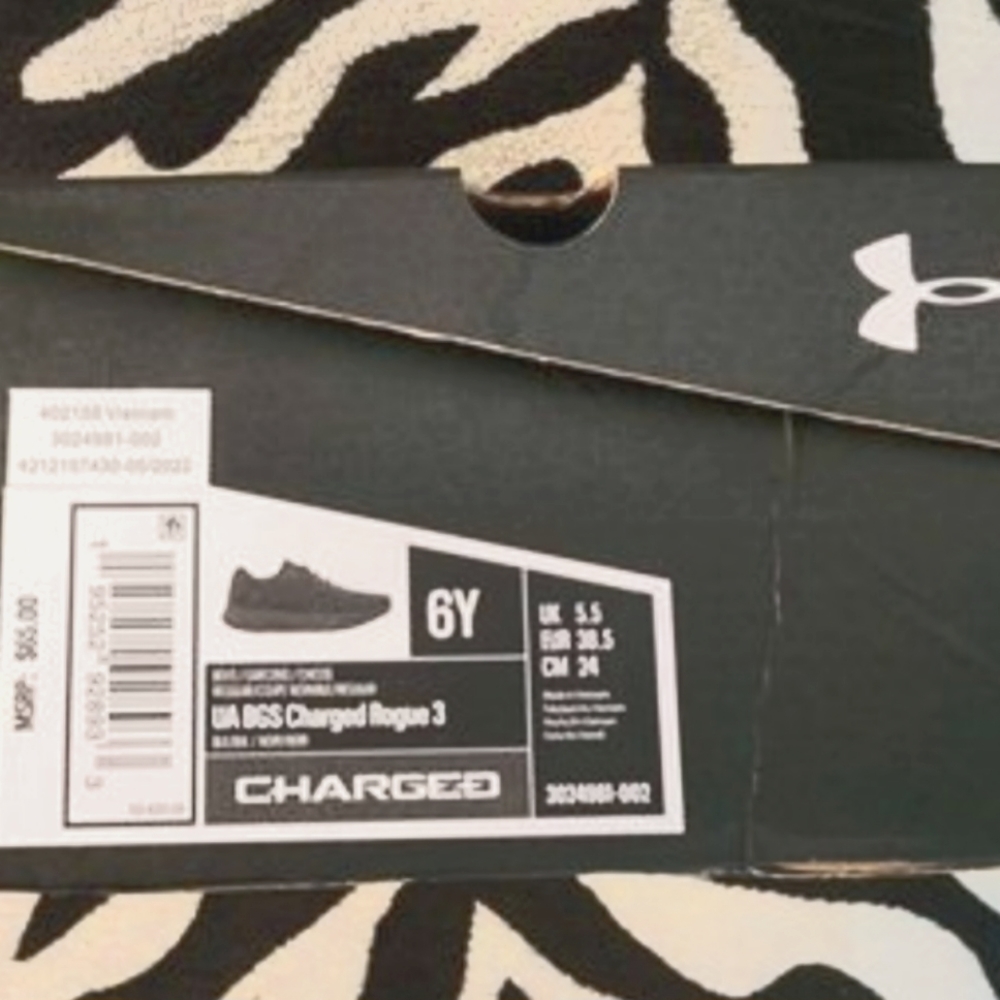 Under Armour Charged Rogue 3 Black Shoes size Youth 6